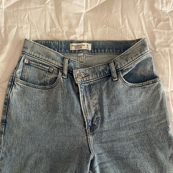 NWOT Abercrombie 90’s Straight Ultra High Rise Jeans Curve Love - Picture 4 of 4